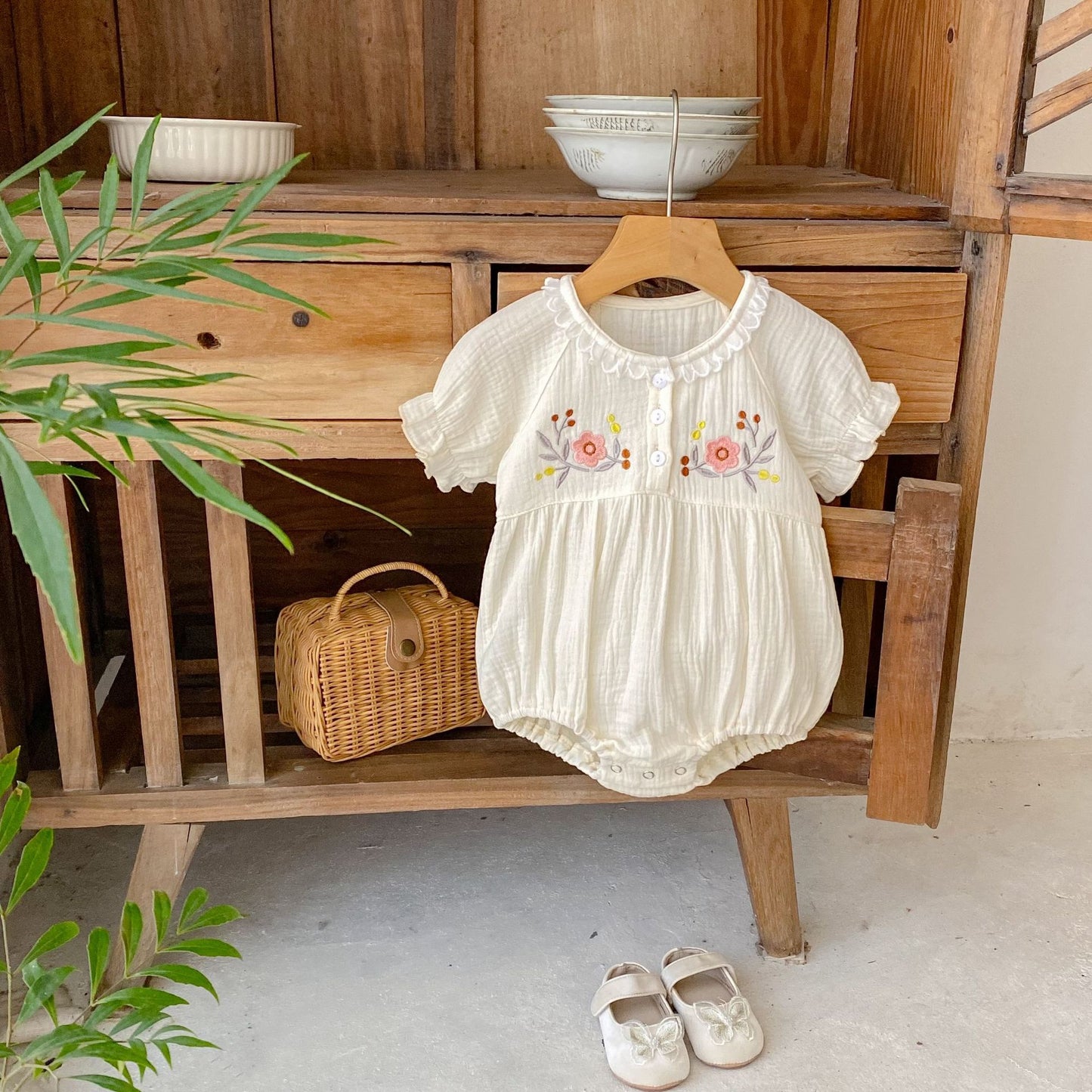 【BABY】夏新作 ナチュラルしわコットン刺繍ロンパースSK062311