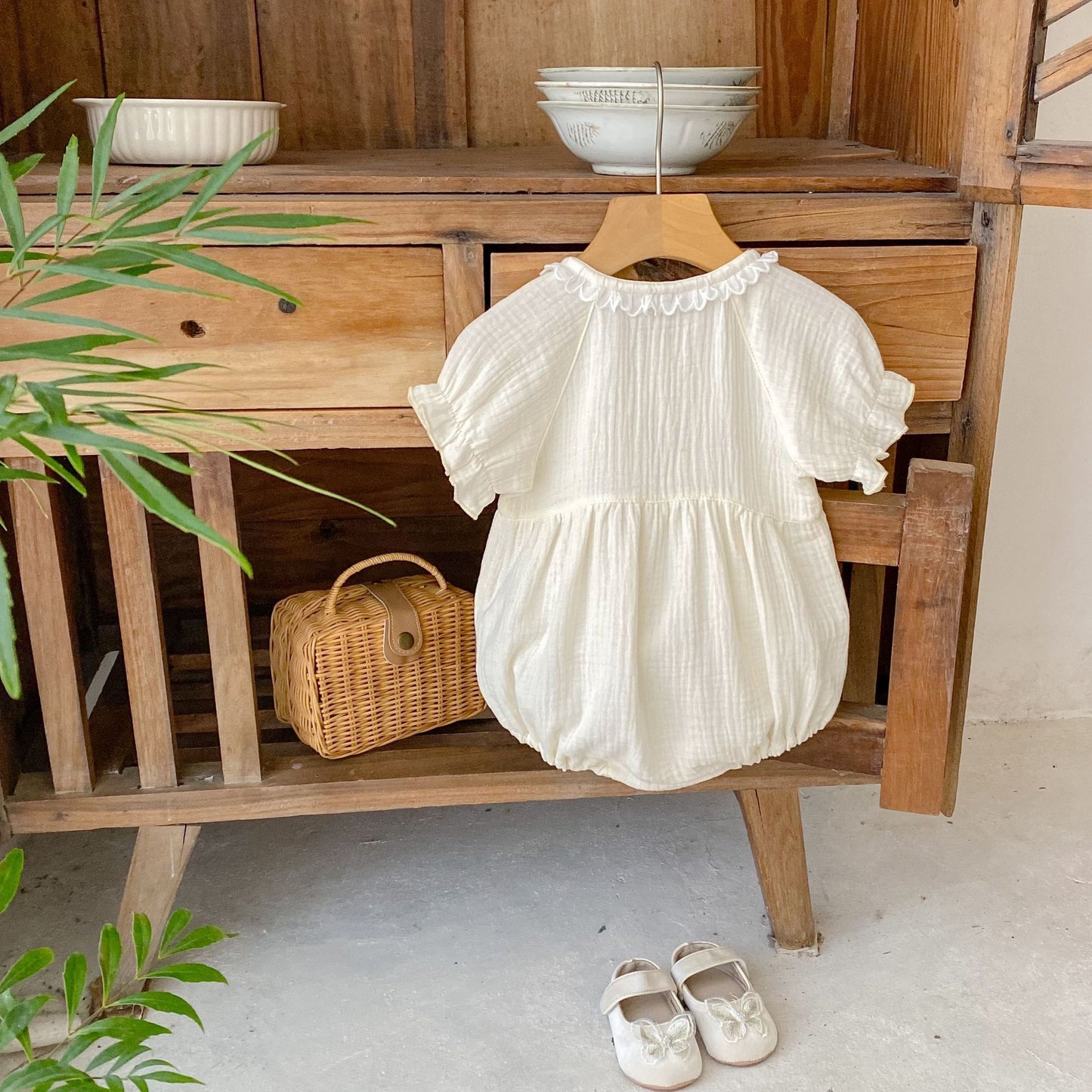 【BABY】夏新作 ナチュラルしわコットン刺繍ロンパースSK062311