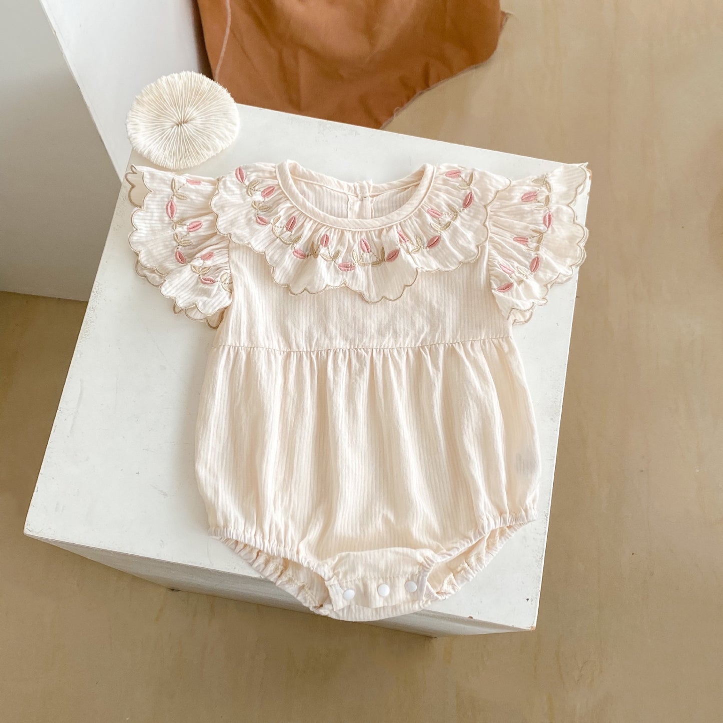 【BABY】夏新作 オールコットン刺繍花襟ロンパースSK062310