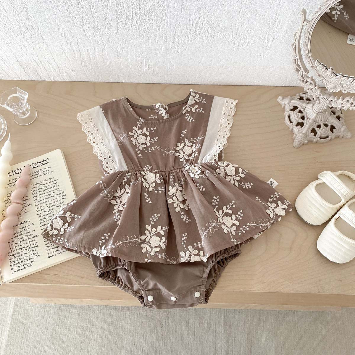 【BABY】夏新作 フリル花刺繡ロンパースSK081303