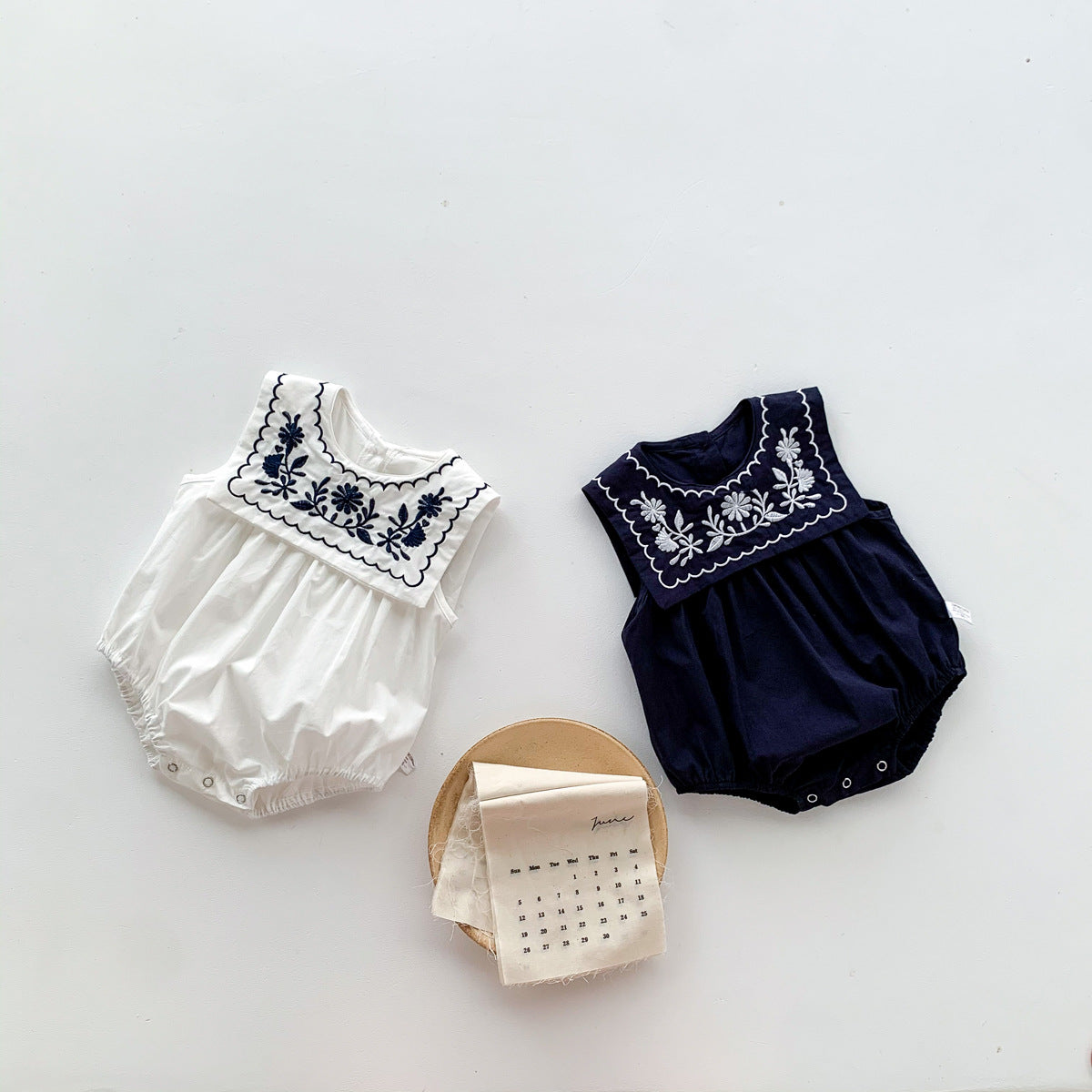 【BABY】夏新作 花刺しゅうスクエア襟ロンパースSK082723