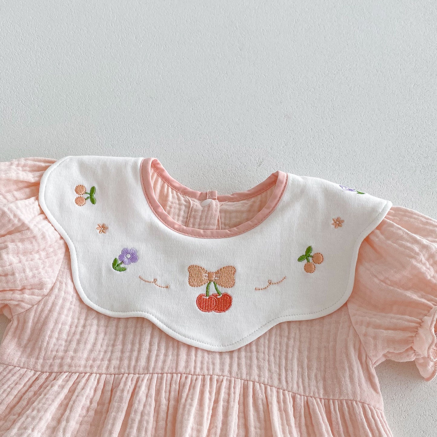 【BABY】夏新作 綿ガーゼ刺繍ロンパースSK090303
