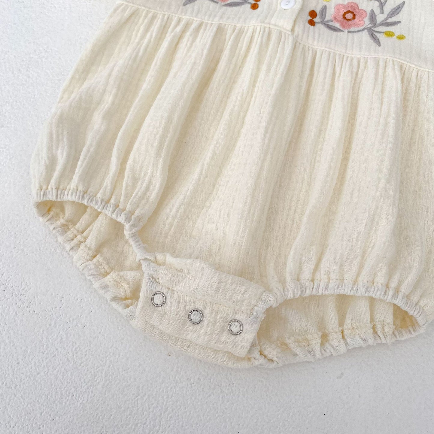 【BABY】夏新作 ナチュラルしわコットン刺繍ロンパースSK062311