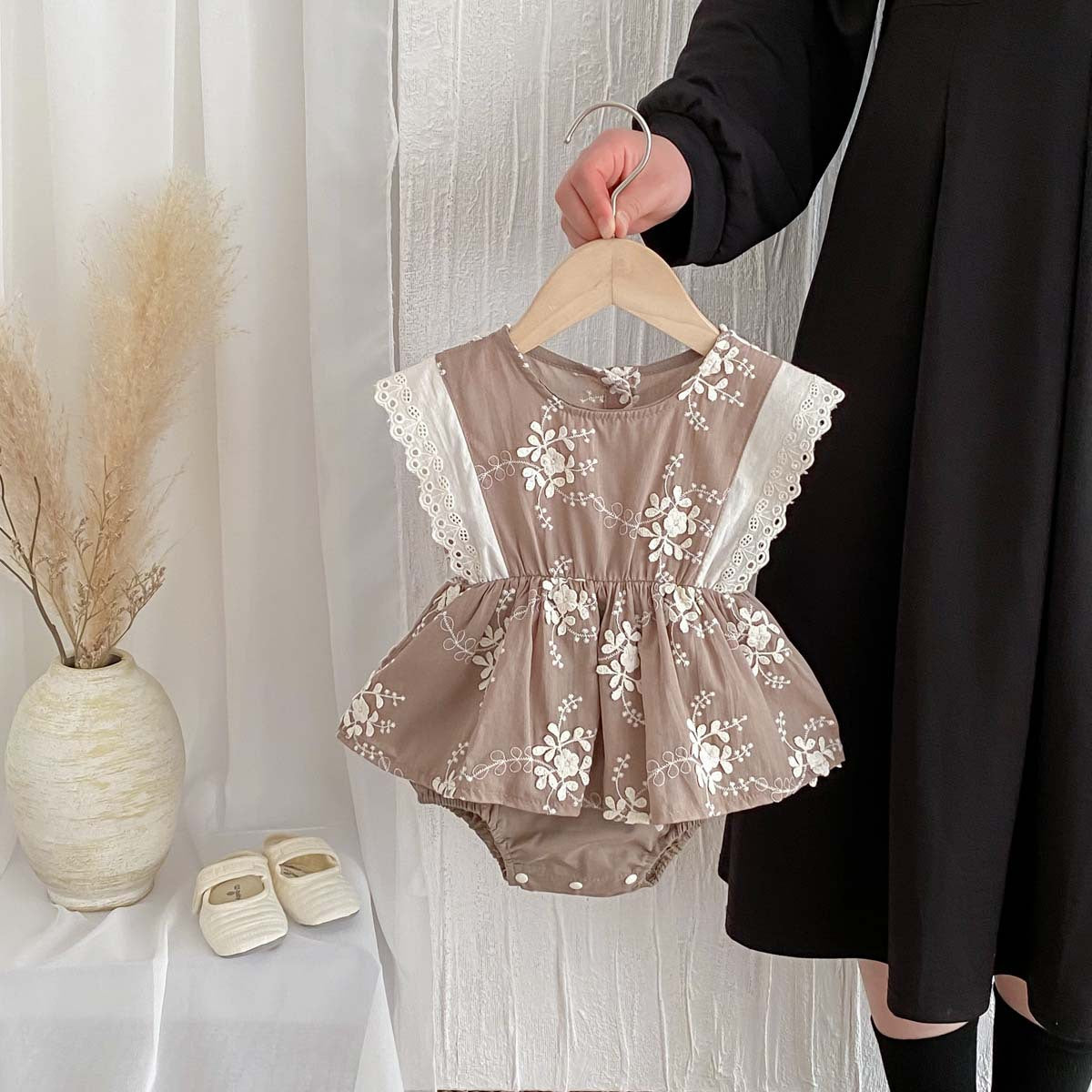 【BABY】夏新作 フリル花刺繡ロンパースSK081303