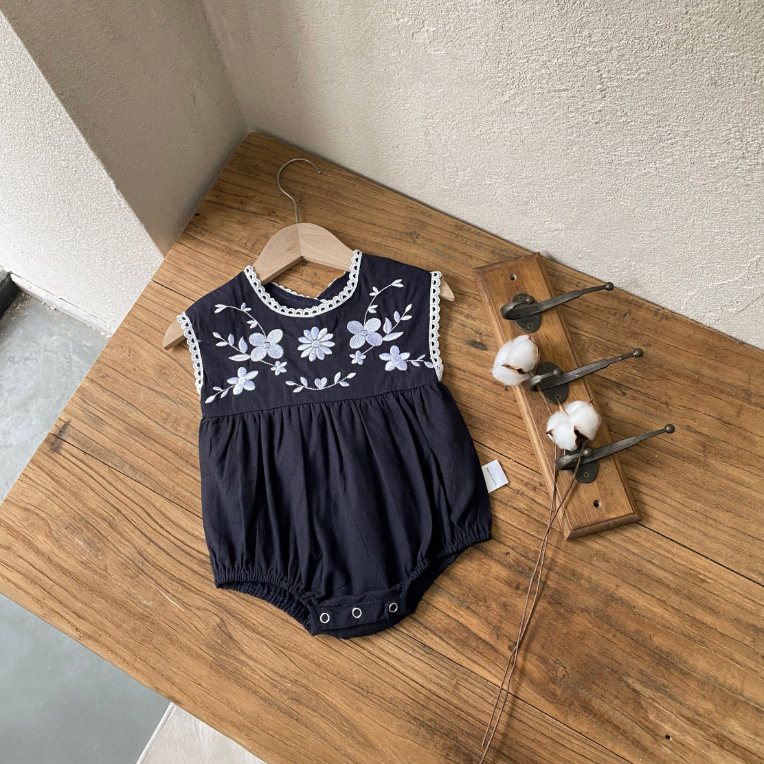 【BABY】夏新作 綿麻フラワー刺繍ロンパースSK091115