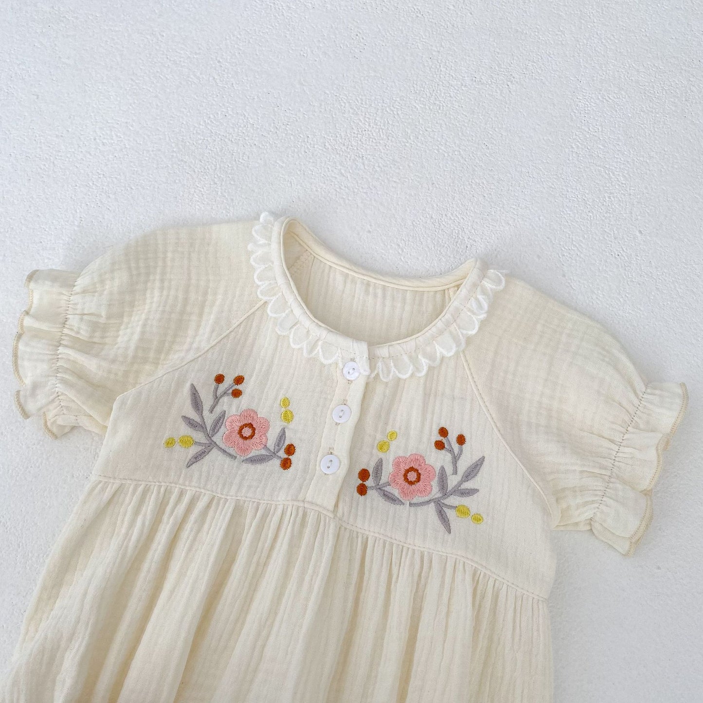 【BABY】夏新作 ナチュラルしわコットン刺繍ロンパースSK062311